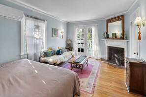 6 Schlafzimmer, Schreibtisch, Bügeleisen/Bügelbrett, Reisekinderbett