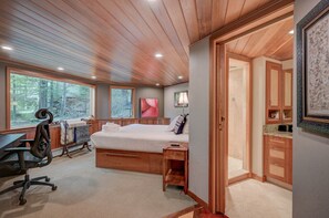 4 slaapkamers, een bureau, een strijkplank/strijkijzer, gratis wifi