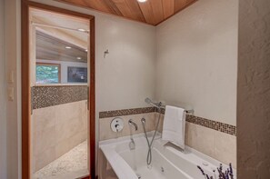 Hair dryer, towels - Steps to the Ellis River: LUX Home, Hot Tub, Game Room 🎿❄️🏂🌲🗻 (Jackson)