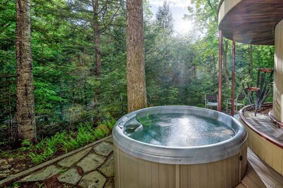 Steps to the Ellis River: Luxe Home, Hot Tub, Game Room 🎿❄️🏂🌲🗻
