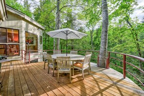 Outdoor dining - Steps to the Ellis River: LUX Home, Hot Tub, Game Room 🎿❄️🏂🌲🗻 (Jackson)