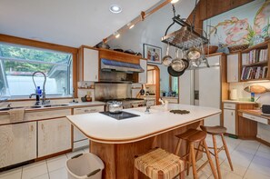 冷蔵庫、電子レンジ、オーブン、コンロ