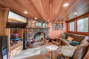 Smart-tv, een open haard, boeken en een filmbibliotheek