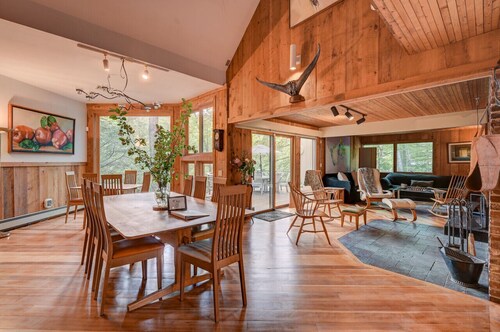 Steps to the Ellis River: LUX Home, Hot Tub, Game Room 🎿❄️🏂🌲🗻