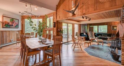 Steps to the Ellis River: LUX Home, Hot Tub, Game Room 🎿❄️🏂🌲🗻