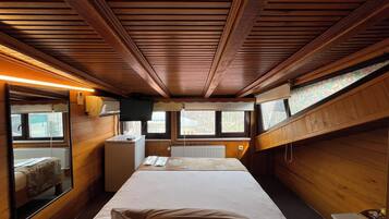 Habitación doble económica | Ropa de cama de alta calidad y minibar