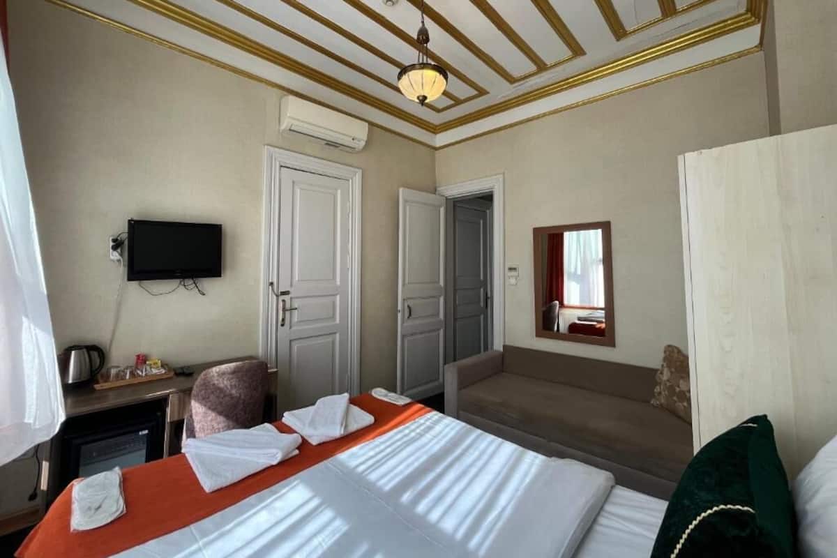 Classic Triple Room | 2 bedrooms, premium bedding, minibar, laptop workspace