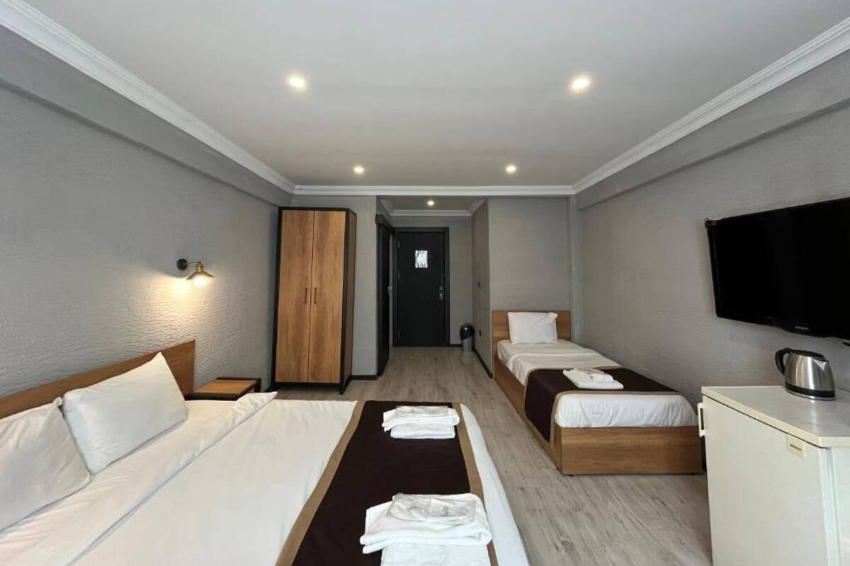 华丽三人房 | 高档床上用品、迷你吧、笔记本电脑工作区、熨斗/熨板