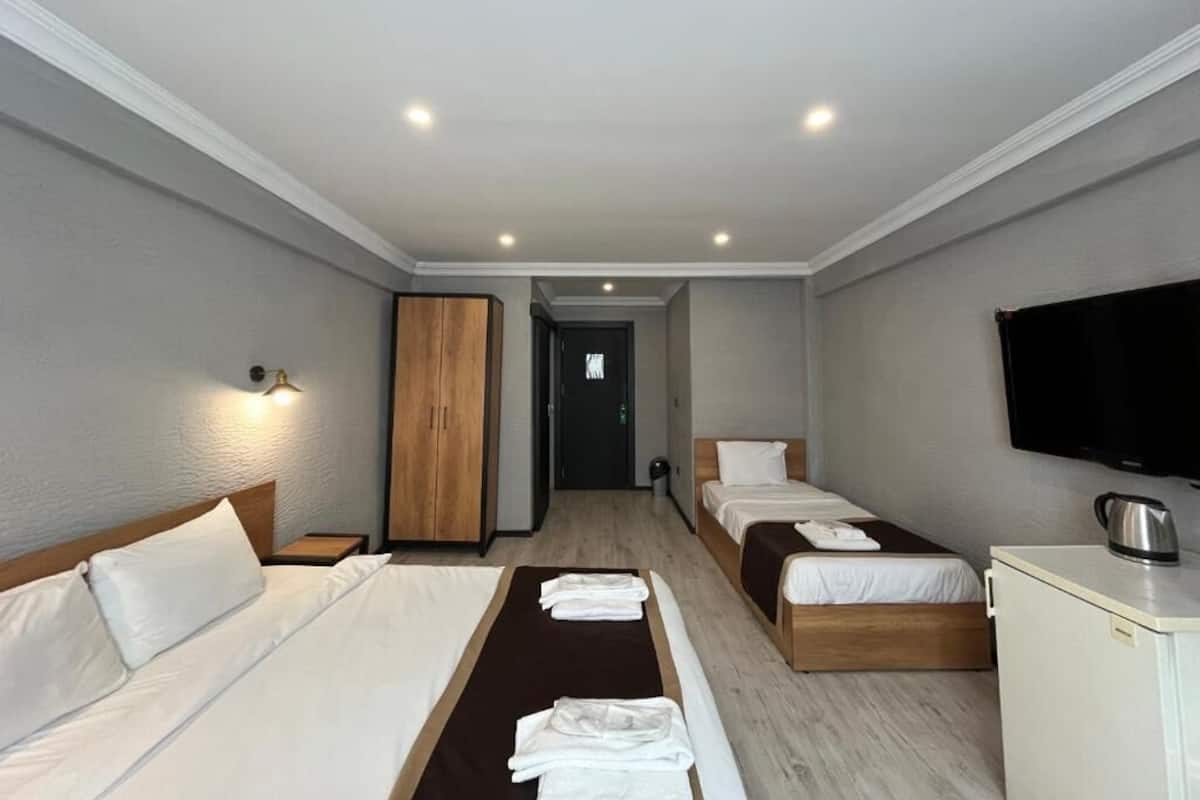 Deluxe Triple Room | 2 bedrooms, premium bedding, minibar, laptop workspace