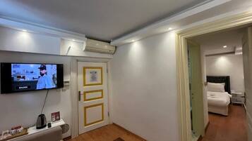 Habitación básica doble | Área de sala de estar | Televisión de 23 pulgadas con canales vía satélite