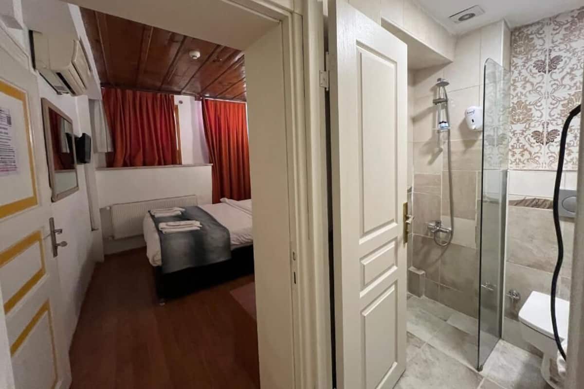 Economy Triple Room | 2 bedrooms, premium bedding, minibar, laptop workspace