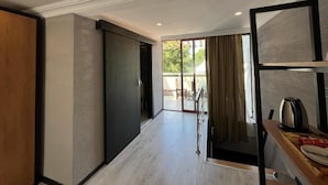 أغطية فراش متميزة وميني بار ومساحة عمل للكمبيوتر المحمول ومكواة/لوح كي