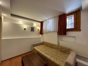 Chambre de base double | Aire de séjour | Téléviseur de 23 po avec télévision par satellite