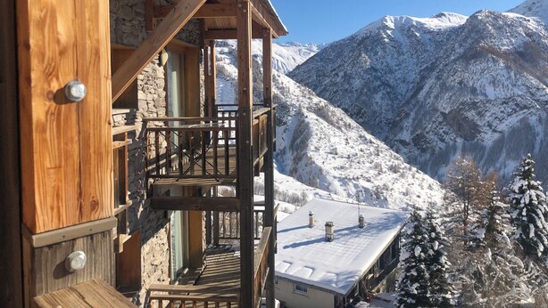 A wooden cabin with a balcony overlooking a snowy mountain landscape. - Appartement Pour 4 Personnes à 3 Minutes des Pistes Avec Salle de Détente (Orcières)