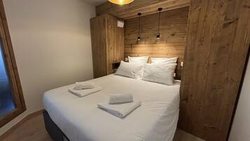 2 habitaciones, tabla de planchar con plancha, internet y ropa de cama