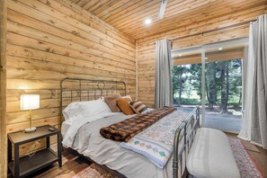 5 bedrooms, iron/ironing board, travel cot, free WiFi - Custom Luxury Yellowstone Retreat: 6 Acres, Private Decks, Fire Pit, Heat & AC (Island Park)