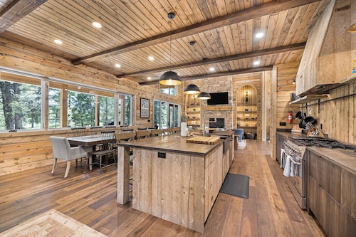 6 Acres, Chef’s Kitchen, Private Decks, Fire Pit, Perfect for Snowmobiling