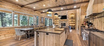 6 Acres, Chef’s Kitchen, Private Decks, Fire Pit, Perfect for Snowmobiling