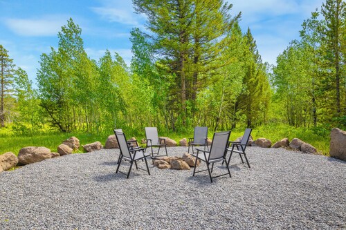 Luxury YS Retreat: 6 Acres, Fire Pit,Private Decks,Heat & AC
