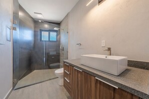Shower, hair dryer, towels, toilet paper - Casa Lukaz Penthouse private rooftop (San José del Cabo)