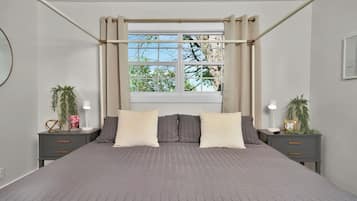 6 habitaciones, escritorio y tabla de planchar con plancha