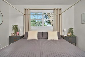 6 bedrooms, desk, iron/ironing board, travel cot