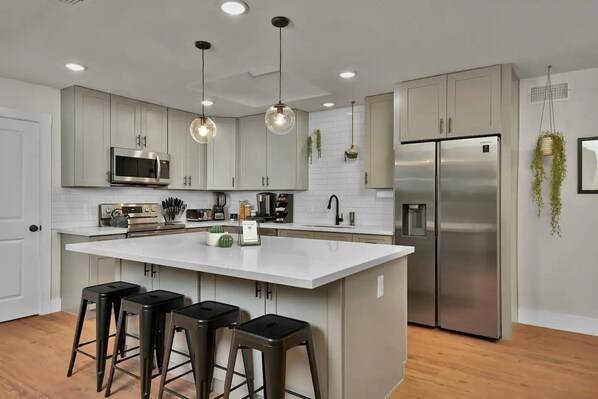 Fridge, microwave, stovetop, dishwasher