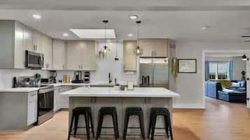 Refrigerador, microondas, parrilla de estufa y lavavajillas