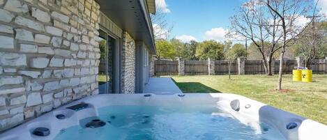 Outdoor spa tub