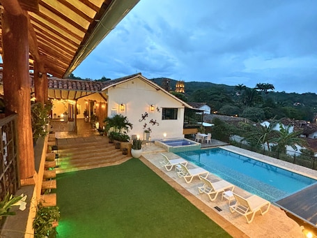 15 outdoor pools