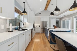 冷蔵庫、電子レンジ、オーブン、コンロ