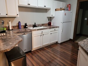 冷蔵庫、電子レンジ、オーブン、コンロ