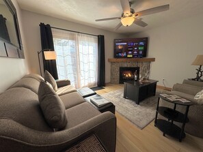 Smart TV y chimenea 