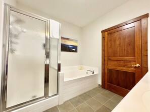 Douche, sèche-cheveux, serviettes fournies