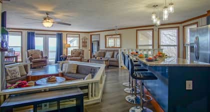 Chalet @ Snowshoe,Kings,Hot Tub,Western Views!