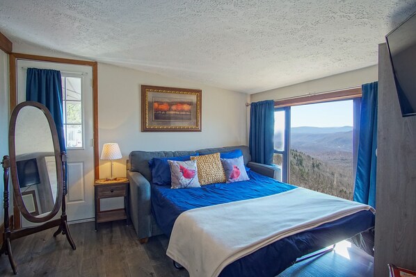 5 bedrooms, iron/ironing board, free WiFi, bed sheets