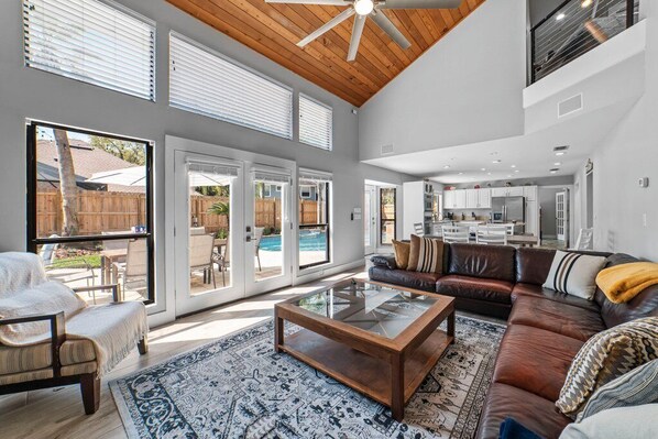 Smart TV, fireplace, video games, stereo - Spacious retreat just minutes from the beach with a stunning pool and game rooms (Jacksonville Beach)