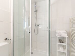 Douche, sèche-cheveux, serviettes fournies, savon