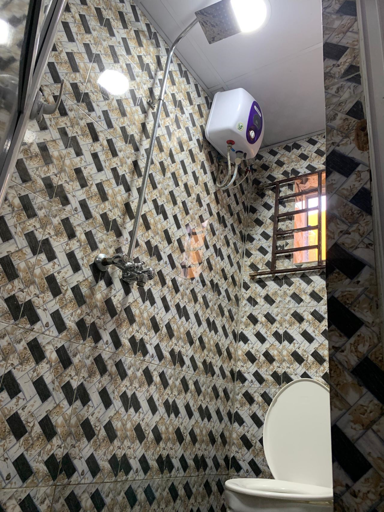 Apartment | Bathroom | Shower, towels, toilet paper