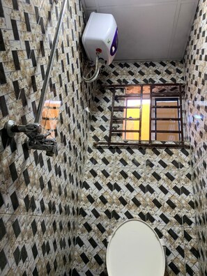 Apartment | Bathroom | Shower, towels, toilet paper - Lagos - 1bed - Sleeps 2 - Aircon - Free Parking (Lagos)