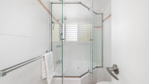 Douche, sèche-cheveux, serviettes fournies
