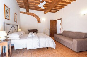 1 soverom, safe på rommet, strykejern/-brett og reiseseng for barn