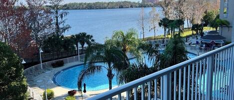 Een buitenzwembad en een verwarmd zwembad