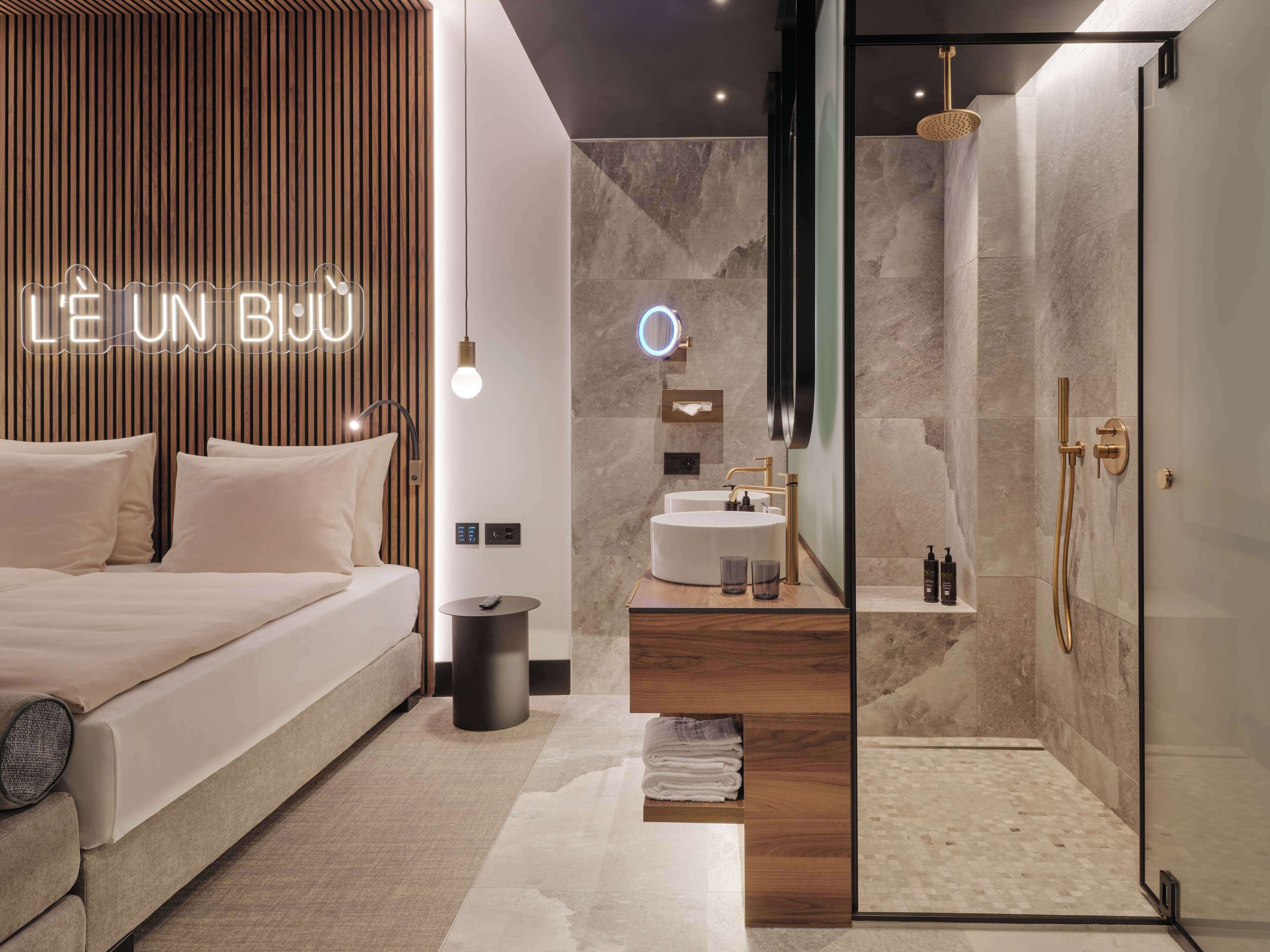 Habitación doble superior | Ropa de cama hipoalergénica, minibar, escritorio