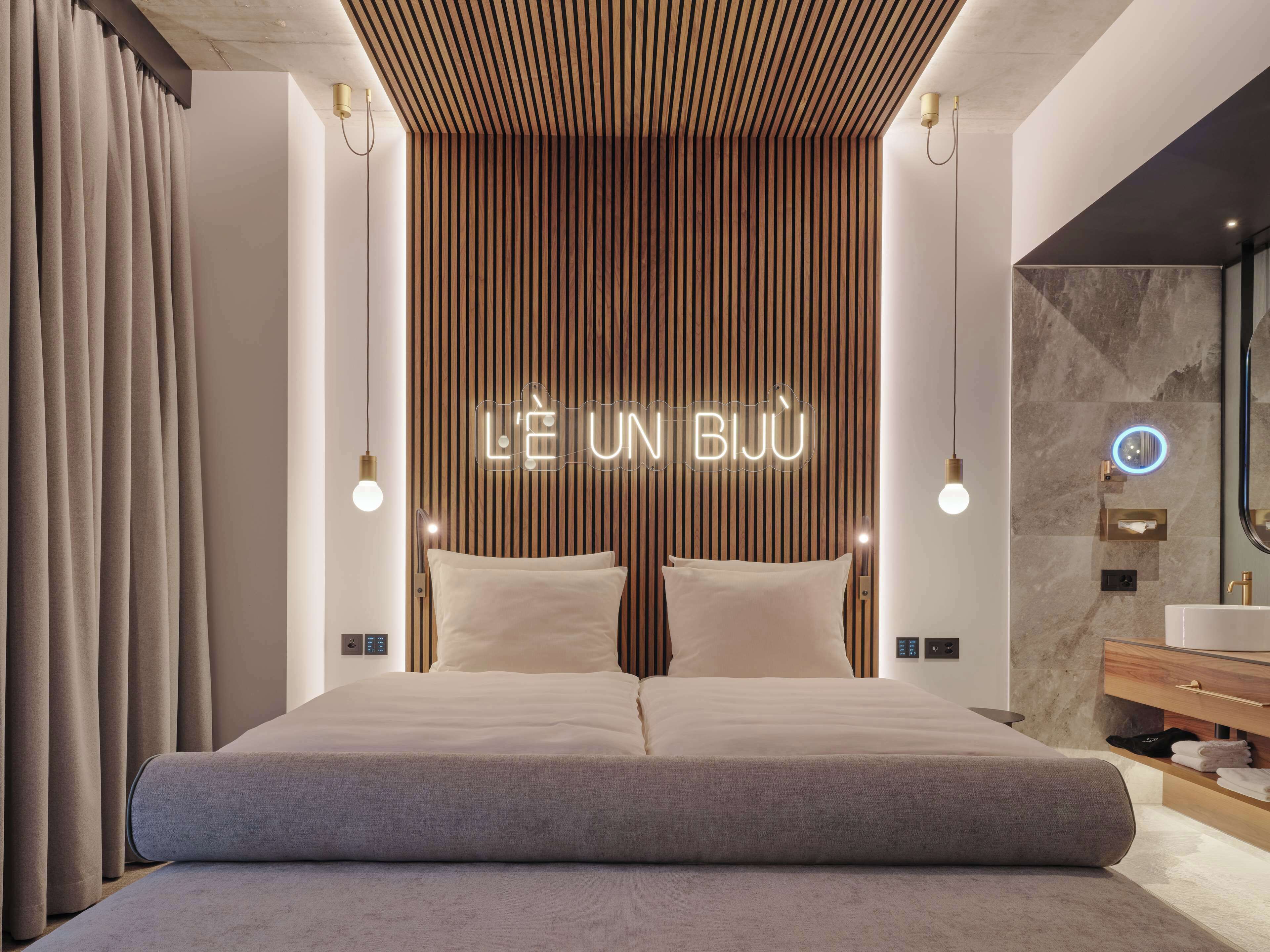 Hypoallergeen beddengoed, een minibar, een bureau, een laptopwerkplek