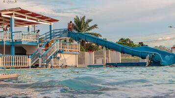 2 outdoor pools