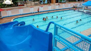 2 piscines extérieures
