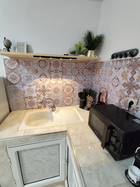 Fridge, microwave, coffee/tea maker, cookware/dishes/utensils