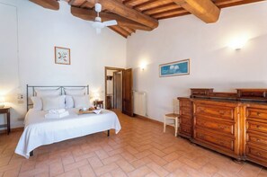 1 dormitorio, caja fuerte, tabla de planchar con plancha y cuna de viaje