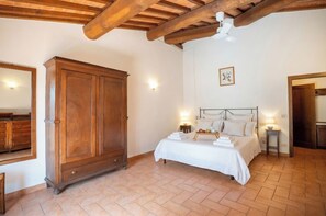 1 soverom, safe på rommet, strykejern/-brett og reiseseng for barn